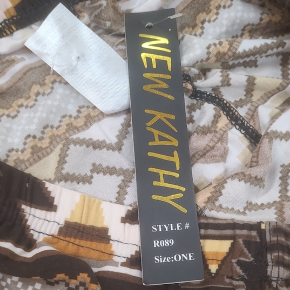 Tribal Patterned Women's Cropped Pants Set - Picture 7 of 10